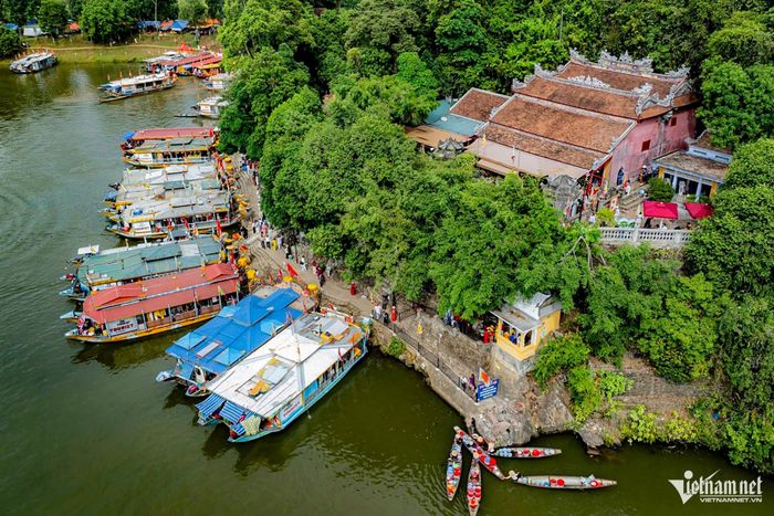Lễ hội điện Huệ Nam (Điện Hòn Chén) là lễ hội lớn nhất của những người theo tín ngưỡng thờ Thánh Mẫu. Trong ảnh là Điện Huệ Nam. Ảnh: Lê Hoàng