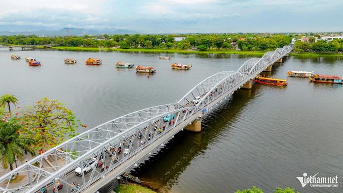 Thuyền rồng cung nghinh Thánh Mẫu qua cầu Trường Tiền, đi dọc sông Hương lên điện Huệ Nam. Ảnh: Lê Hoàng
