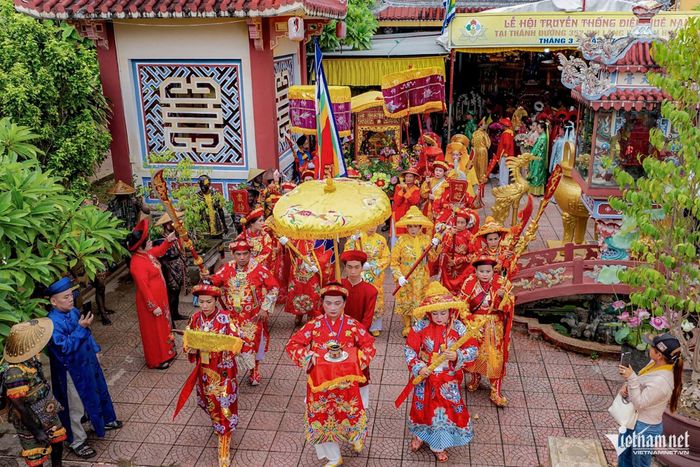 Đông đảo thánh đồng, đạo hữu theo tín ngưỡng thờ Mẫu Tam phủ trong trang phục truyền thống tham gia nghi lễ. Ảnh: Lê Hoàng