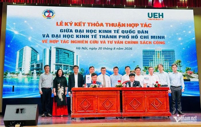 Trong khuôn khổ hội thảo, Đại học Kinh tế Quốc dân và Đại học Kinh tế TPHCM thực hiện Lễ ký kết Thỏa thuận về hợp tác nghiên cứu và tư vấn chính sách công. Ảnh: Nguyễn Lê