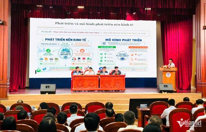 Hội thảo khoa học Quốc gia: “Đổi mới mô hình phát triển của Việt Nam đáp ứng yêu cầu kỷ nguyên mới” do Đại học Kinh tế Quốc dân phối hợp cùng Báo Nhân Dân, Tạp chí Cộng sản và Đại học Kinh tế TPHCM tổ chức sáng 20/8. Ảnh: Nguyễn Lê