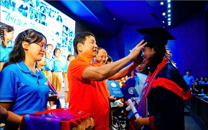 Chủ tịch FPT Trương Gia Bình chúc mừng Thuý Anh trong lễ trưởng thành tại Trường Hy Vọng. Ảnh: Nguyễn Đông