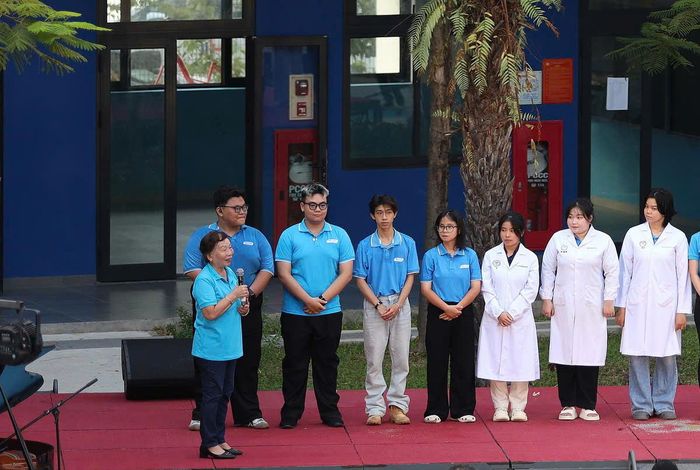Thúy Anh (ngoài cùng bên phải) trong chiếc áo sinh viên y khoa Đại học Phan Châu Trinh trong dịp kỷ niệm 5 năm thành lập Trường Hy Vọng ngày 13/6/2026