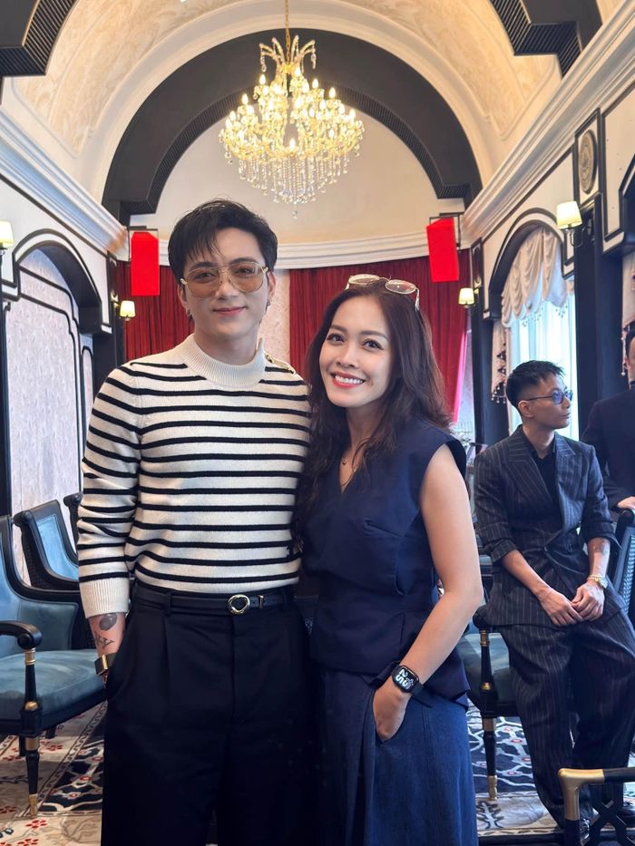 Sao Việt 20/8: BTV Hoàng Trang VTV lần đầu tiết lộ gia đình chị và gia đình ca sĩ Soobin quen thân. Vì vậy, hai chị em đã biết nhau từ sớm.