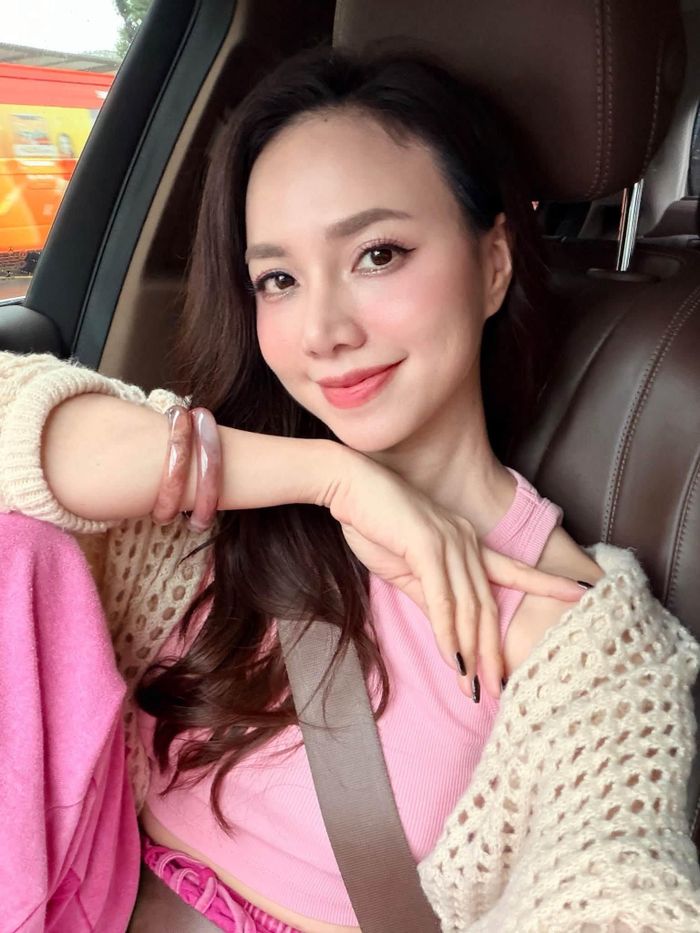 Diễn viên Đinh Ngọc Diệp đáng yêu với bộ cánh tông hồng.
