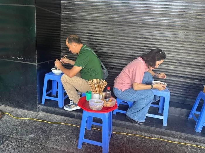 Vợ chồng Anh Tuấn - Nguyệt Hằng gây cười khi quay lưng vào nhau ăn phở.