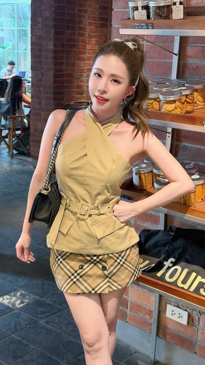 Diễn viên Quỳnh Nga đi cà phê.