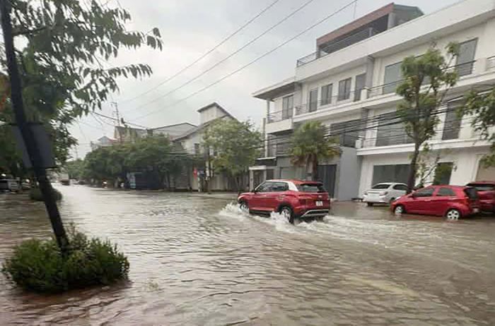 Mưa lớn kéo dài gây ngập trên đường Nguyễn Cảnh Hoan, phường Vinh Hưng. Ảnh: T.T
