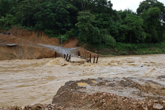Cầu tạm qua khe Hội Nguyên bị nước lũ cuốn trôi. Ảnh: UBND xã Yên Hoà