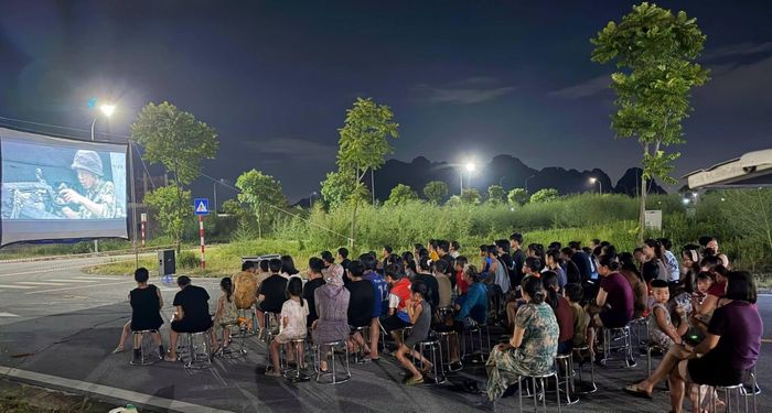 Bộ phim “Những người viết huyền thoại” được chiếu miễn phí vào tối ngày 19/8, tại Khu đô thị Phú Thứ Park Hill, tổ dân phố Lỗ Sơn, phường Nhị Chiểu