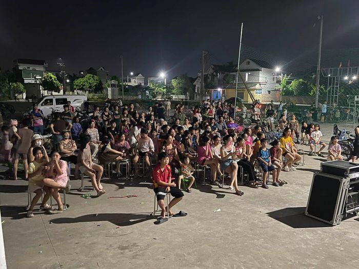 Nhiều em nhỏ chăm chú theo dõi những bộ phim về đề tài lịch sử, cách mạng tại các buổi chiếu phim lưu động