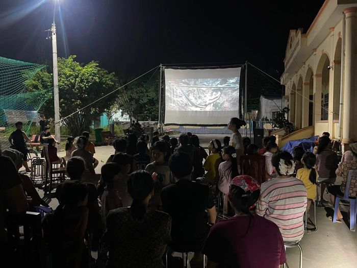 Những thước phim cách mạng được chiếu tại các "rạp phim" đặc biệt ở nhà văn hóa khu phố ở phường Kinh Môn