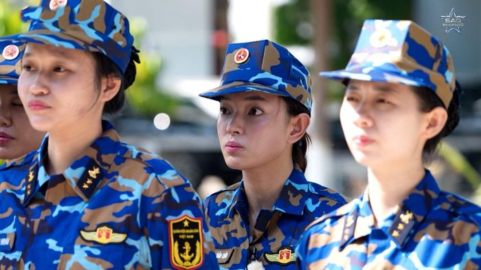 Văn Mai Hương, Thúy Ngân, Minh Trang và Châu Bùi bị các chỉ huy nghiêm khắc nhắc nhở.