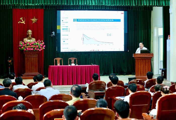Đại diện đơn vị tư vấn thiết kế trình bày giải pháp chống xói lở và khôi phục bãi tắm Hải Tiến