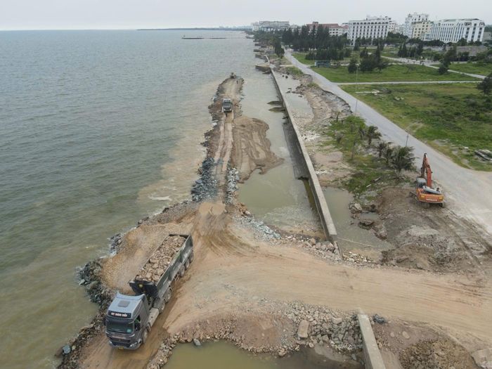 Dự án Xử lý khẩn cấp kè biển khu du lịch Hải Tiến có tổng chiều dài 2,96 km, tổng mức đầu tư khoảng 430 tỷ đồng