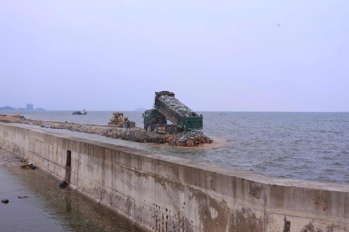 Một số nhà đầu tư, kinh doanh du lịch tại Hải Tiến cho rằng việc sử dụng đất, đá tạo mái kè áp sát bờ có thể làm thu hẹp thêm diện tích bãi tắm