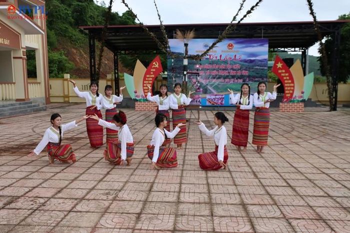  Giới trẻ đồng bào Chứt múa hát tại ngày Tết.