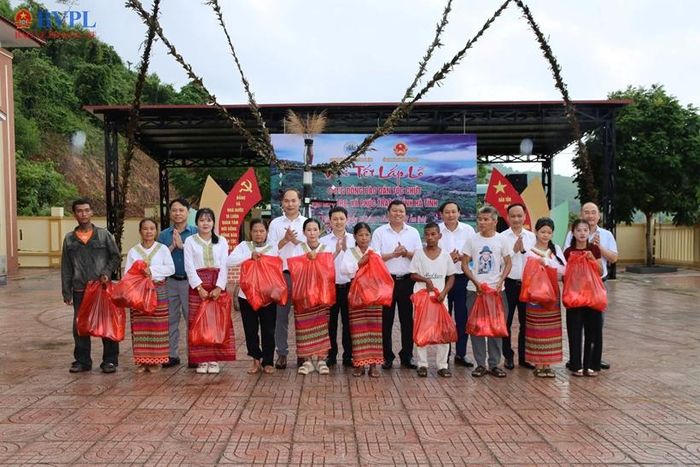  Tặng quà cho bà con nhân dịp Tết Lấp lỗ