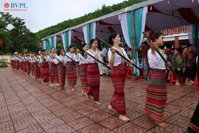  Điệu múa truyền thống của bà con dân tộc Chứt.