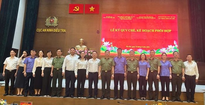  Các đại biểu chụp ảnh lưu niệm sau lễ ký.
