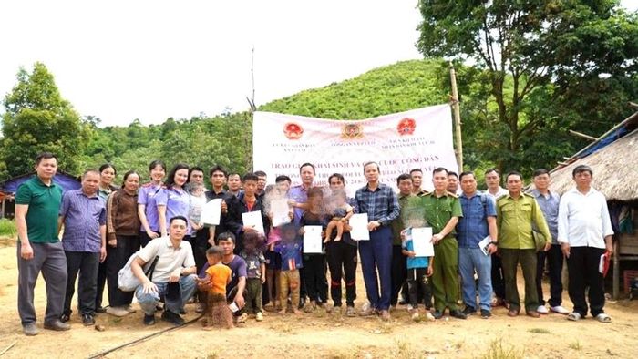  VKSND khu vực 16 phối hợp cùng UBND xã, Công an xã Pà Cò trao Giấy khai sinh và CCCD.
