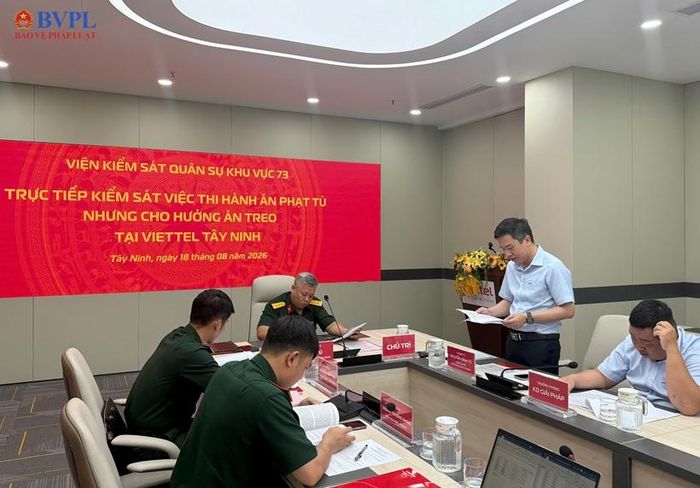  Đại diện Viettel Tây Ninh báo cáo kết quả với Đoàn kiểm sát.
