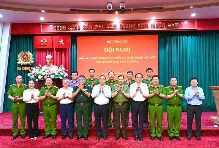 Phó Thủ tướng Thường trực Chính phủ Phạm Gia Túc và các đại biểu.