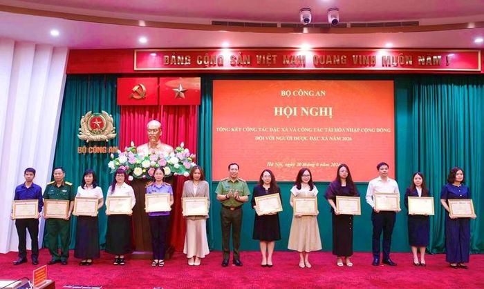 Thứ trưởng Bộ Công an Lê Văn Tuyến trao Bằng khen của Bộ Công an tặng các tập thể, cá nhân có thành tích xuất sắc đột xuất trong công tác đặc xá năm 2026.