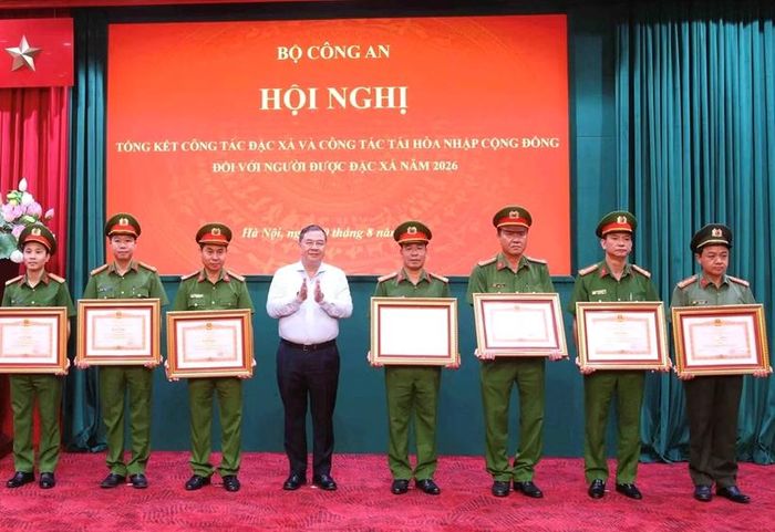 Phó Thủ tướng Thường trực Chính phủ Phạm Gia Túc trao Bằng khen của Thủ tướng Chính phủ tặng các tập thể, cá nhân có thành tích xuất sắc đột xuất trong công tác đặc xá năm 2026. (Ảnh: Báo CAND)
