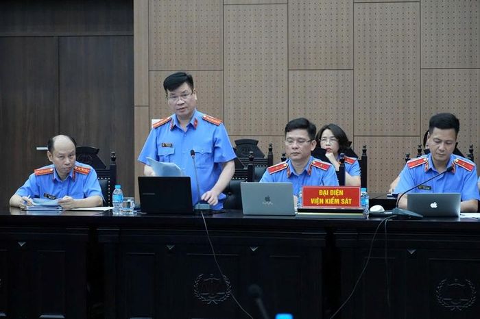 Đại diện VKSND TP Hà Nội công bố bản luận tội và nêu quan điểm giải quyết vụ án.