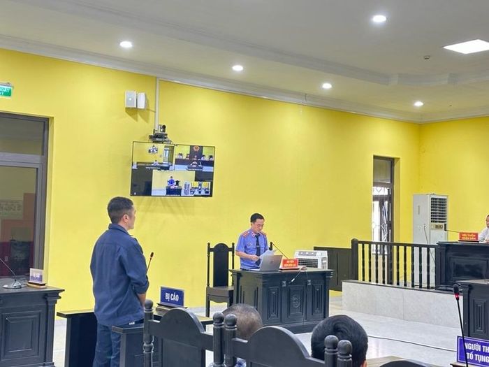 Kiểm sát viên thực hành quyền công tố và kiểm sát xét xử tại phiên tòa.
