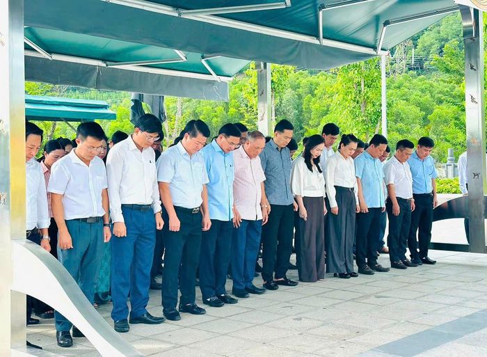 Các đại biểu và nhân dân dự Lễ an vị tượng đồng chí Tổng Bí thư Hà Huy Tập.