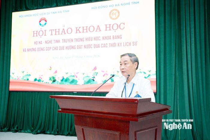 Ông Hà Văn Lợi, Phó Chủ tịch Hội đồng Họ Hà Việt Nam trình bày tham luận tại hội thảo.