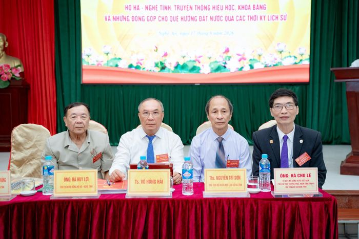Các đồng chí chủ trì hội thảo.