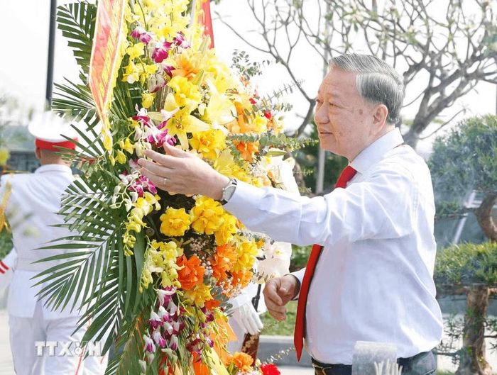 Tổng Bí thư, Chủ tịch nước Tô Lâm dâng hoa, dâng hương tại Khu di tích cố Tổng Bí thư Hà Huy Tập nhân Kỷ niệm 120 năm Ngày sinh Tổng Bí thư Hà Huy Tập (24/4/1906 - 24/4/2026). Ảnh: TTXVN