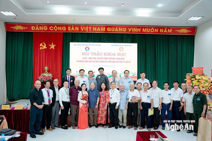 Ban tổ chức hội thảo chụp ảnh lưu niệm.