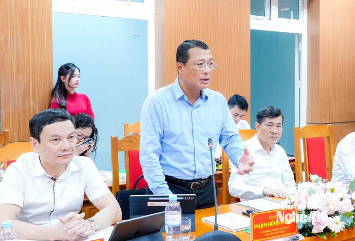 Đồng chí Phạm Hồng Quang - Ủy viên Ban Thường vụ Tỉnh uỷ, Giám đốc Sở Xây dựng phát biểu tại buổi làm việc. Ảnh: Phạm Bằng