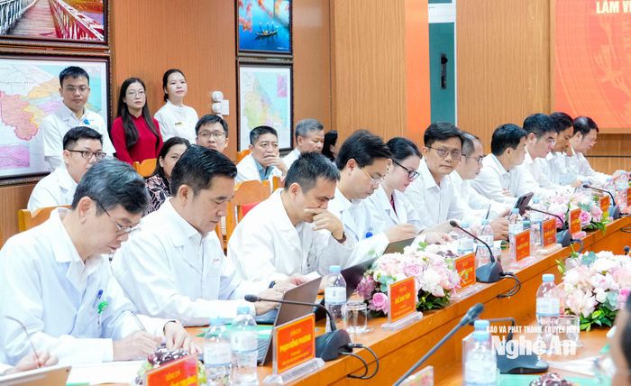 Lãnh đạo, cán bộ Bệnh viện Hữu nghị Đa khoa Nghệ An dự buổi làm việc. Ảnh: Phạm Bằng