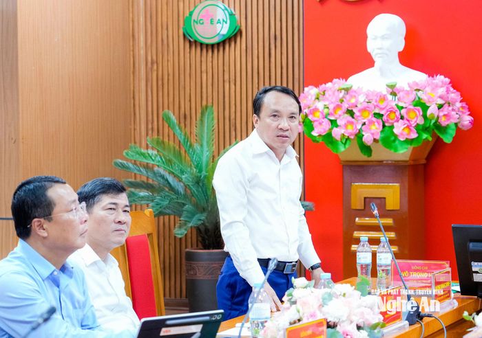Đồng chí Dương Đình Chỉnh - Ủy viên Ban Thường vụ Tỉnh uỷ, Phó Chủ tịch Thường trực HĐND tỉnh phát biểu tại buổi làm việc. Ảnh: Phạm Bằng