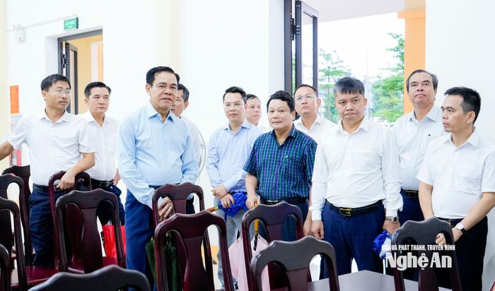 Chủ tịch UBND tỉnh Võ Trọng Hải và đoàn công tác đã đi khảo sát khuôn viên, cơ sở vật chất của cơ sở 2 Trung tâm Bảo trợ xã hội tổng hợp Nghệ An tại phường Cửa Lò. Ảnh: Phạm Bằng