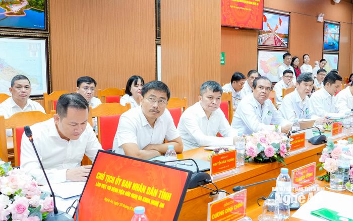 Lãnh đạo Sở Y tế và Bệnh viện Hữu nghị Đa khoa Nghệ An dự buổi làm việc. Ảnh: Phạm Bằng