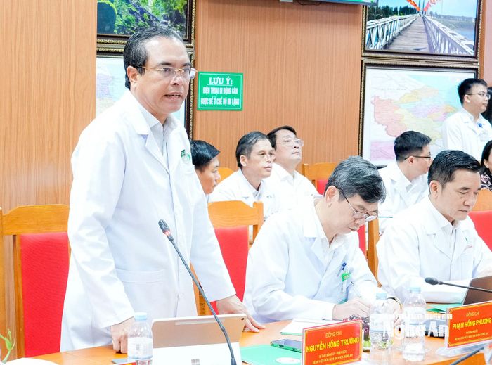 TS.BSCKII Nguyễn Hồng Trường - Giám đốc Bệnh viện Hữu nghị Đa khoa Nghệ An báo cáo tại buổi làm việc. Ảnh: Phạm Bằng