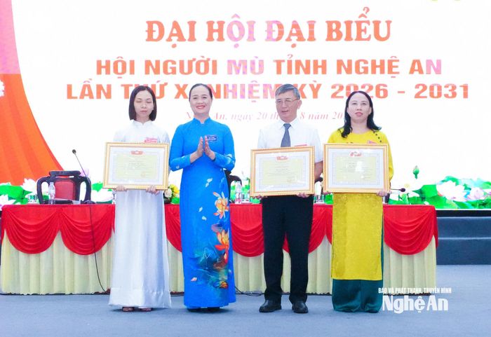 Phó Chủ tịch Ủy ban MTTQ Việt Nam tỉnh Trần Thị Thu Hương trao Bằng khen của Ủy ban MTTQ Việt Nam tỉnh cho 2 cá nhân. Ảnh: Mai Hoa