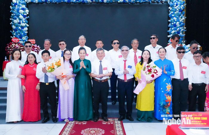 Lãnh đạo tỉnh Nghệ An và Hội Người mù Việt Nam tặng hoa chúc mừng Ban Chấp hành Hội Người mù tỉnh Nghệ An khoá X. Ảnh: Mai Hoa