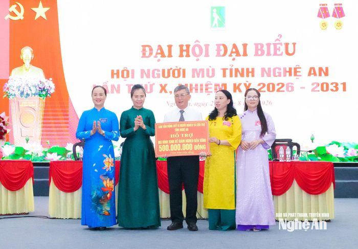 Lãnh đạo Ủy ban MTTQ Việt Nam tỉnh trao 500 triệu đồng hỗ trợ xây dựng mô sinh kế giảm nghèo bền vững cho người mù tỉnh Nghệ An.