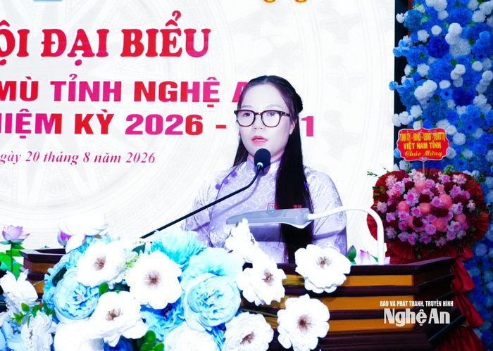 Phó Chủ tịch Thường trực Hội Người mù tỉnh Nghệ An khoá IX Nguyễn Thị Thuý báo cáo kết quả hoạt động nhiệm kỳ 2022 - 2027. Ảnh: Mai Hoa