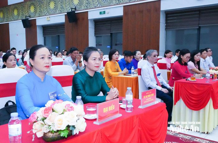 Đồng chí Võ Thị Minh Sinh – Phó Bí thư Tỉnh ủy, Chủ tịch Ủy ban MTTQ Việt Nam tỉnh cùng lãnh đạo một số sở, ngành dự Đại hội. Ảnh: Mai Hoa