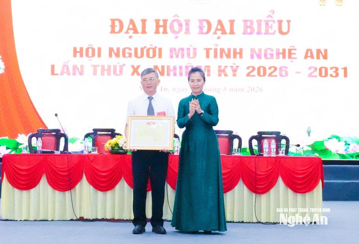 Đồng chí Võ Thị Minh Sinh – Phó Bí thư Tỉnh ủy, Chủ tịch Ủy ban MTTQ Việt Nam tỉnh trao Bằng khen của Ủy ban MTTQ Việt Nam tỉnh cho Hội Người mù tỉnh Nghệ An. Ảnh: Mai Hoa