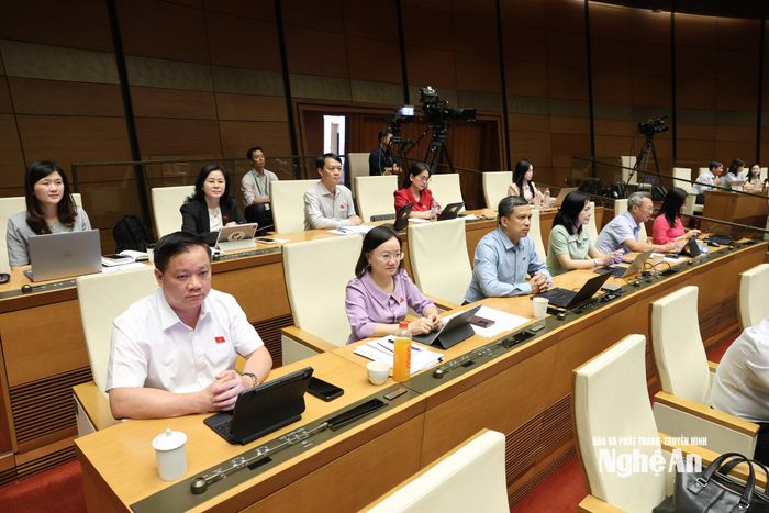 Các đại biểu Quốc hội đoàn tỉnh Nghệ An dự kỳ họp. Ảnh: Viết Chung