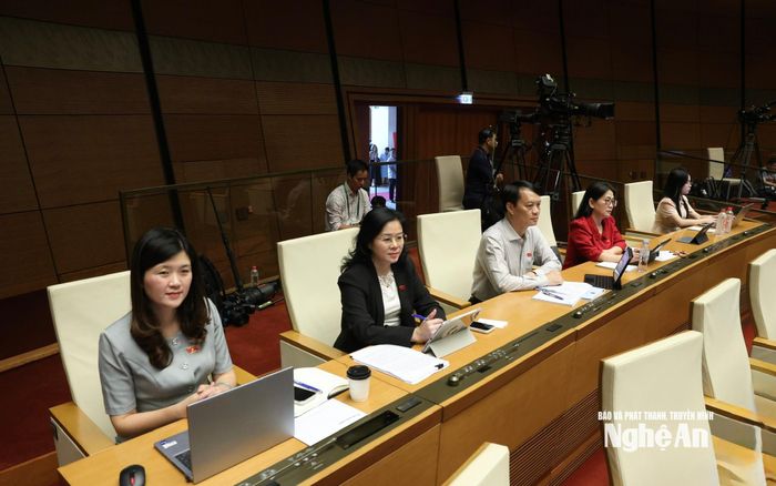 Các đại biểu Quốc hội đoàn tỉnh Nghệ An dự kỳ họp. Ảnh: Viết Chung